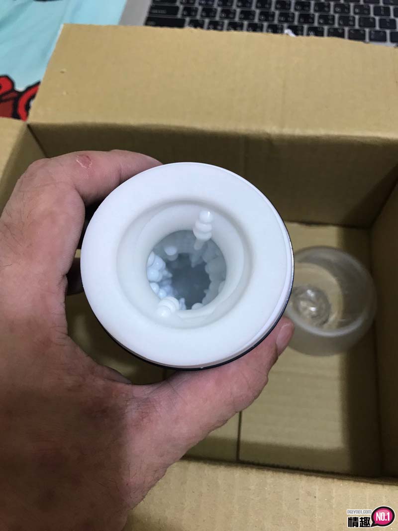 小兄弟準备要被颱风吹走了。GENERATOR自家发电手动旋转自慰杯_颱风;插图4