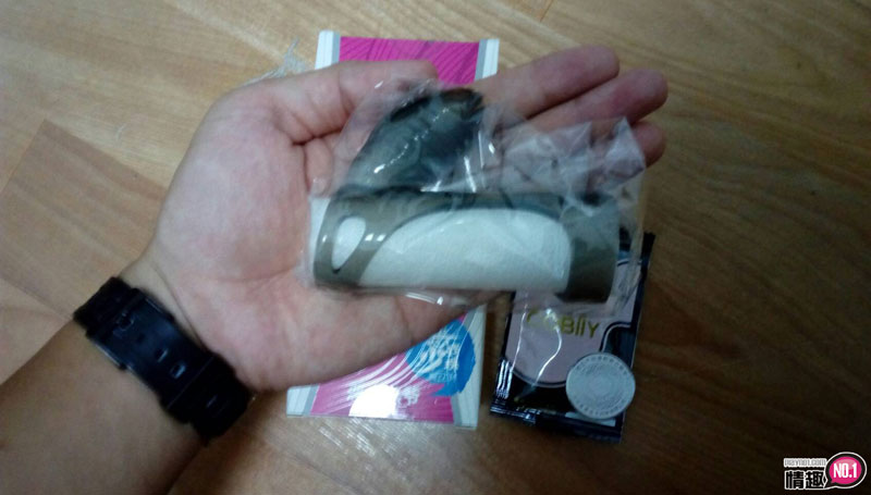 戴上恶少套环在小穴里抽插吧。恶少戏珠震动硅胶锁精老二套-恶少八爷;;;插图6