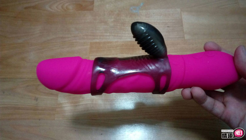 戴上恶少套环在小穴里抽插吧。恶少戏珠震动硅胶锁精老二套-恶少八爷;;;插图12