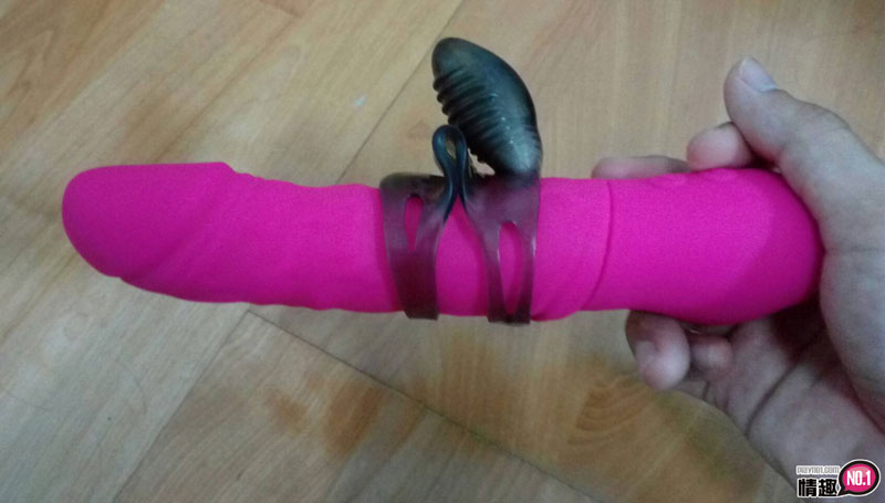 戴上恶少套环在小穴里抽插吧。恶少戏珠震动硅胶锁精老二套-恶少八爷;;;插图13