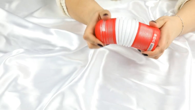 5分钟搞懂使用TENGA DEEP THROAT CUP的步骤插图2 5分钟搞懂使用TENGA DEEP THROAT CUP的步骤插图2